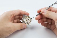 播威手表金属表带上的划痕烦恼？这里有妙招，让爱表光洁如新